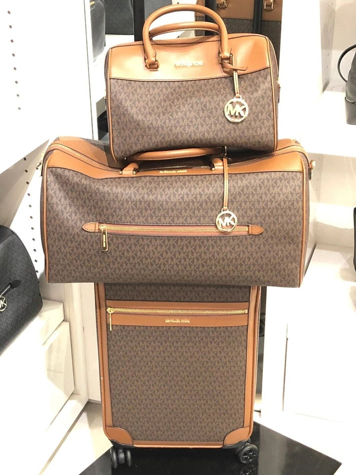 Set de Viaje Michael Kors 3 en 1 Original – Valija + Bolso XL + Cartera